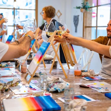 Grupo de personas pintando